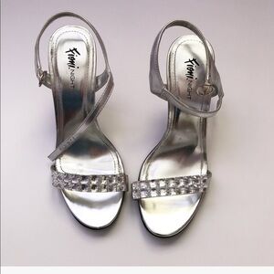 ✔️Silver heels